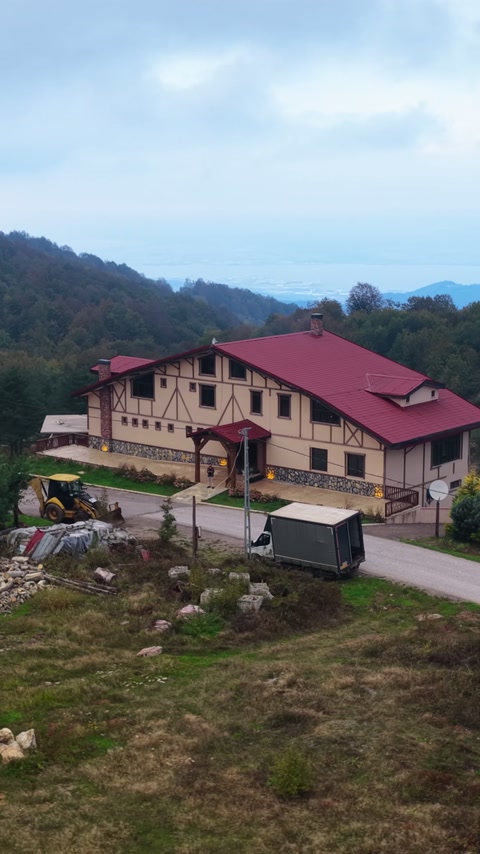 Aytepe manzarasındaki yapının cephe kirişleri genel planda seçiliyor