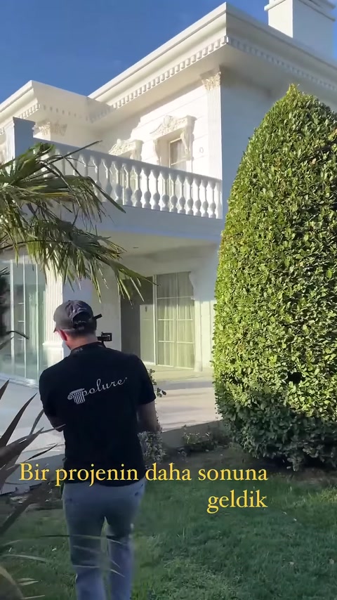 Progettazione della facciata esterna di una villa in poliuretano con disegno architettonico 3D