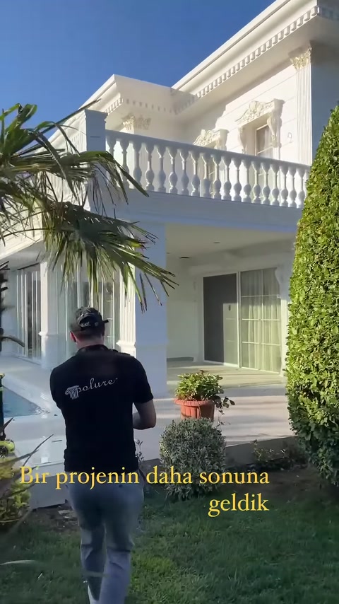 Progettazione della facciata esterna di una villa in poliuretano con disegno architettonico 3D