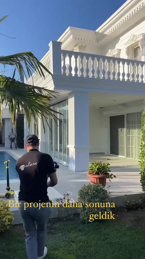 Progettazione della facciata esterna di una villa in poliuretano con disegno architettonico 3D