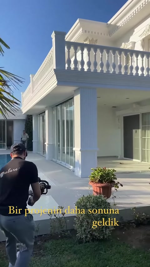 Progettazione della facciata esterna di una villa in poliuretano con disegno architettonico 3D