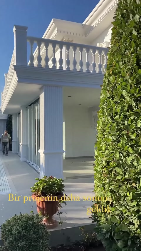 Progettazione della facciata esterna di una villa in poliuretano con disegno architettonico 3D