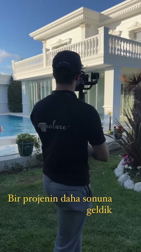 Tamamlanmış villa dış cephesinde sütunlar, balkon korkulukları ve saçak profilleri görülüyor.