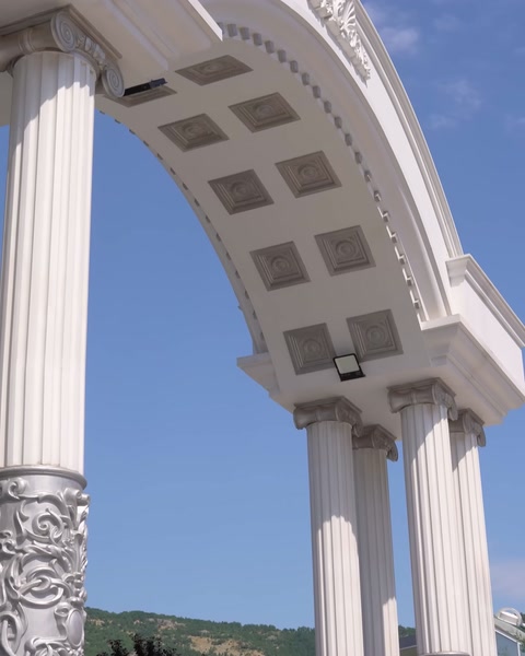 Dettaglio corona personalizzata CNC sopra l'arco in primo piano