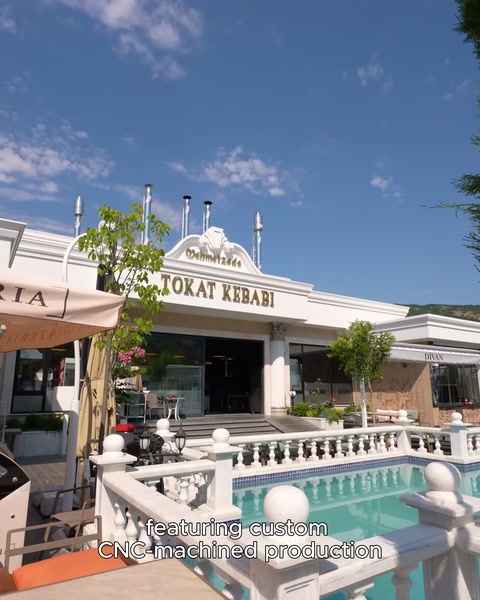 Terrazza ristorante con colonna CNC specializzata a bordo piscina