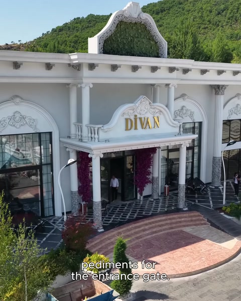 Dettaglio di decorazione a rilievo e timpano all'ingresso di Divan