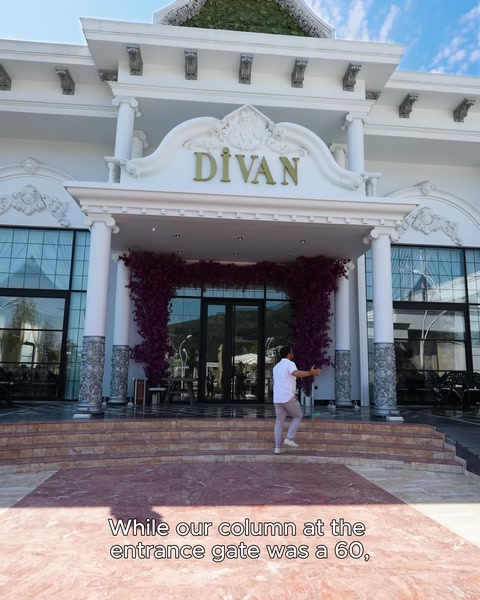 Facciata d'ingresso della sala Divan con ornamenti di colonne e porte
