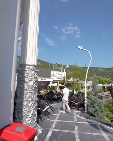 Dettaglio del motivo a rilievo alla base della colonna