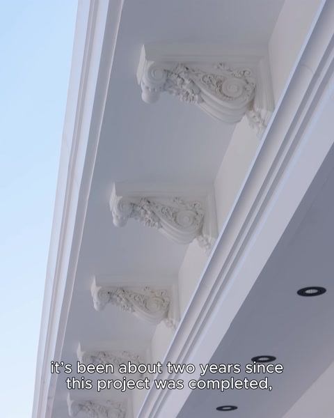 Dettaglio dell'ornamento della mensola e del cornicione in vista ravvicinata
