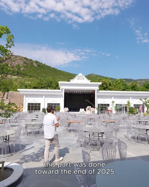 Vista aerea della terrazza del ristorante con tavoli e colonne