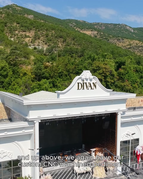 Dettaglio della corona elaborata personalizzata CNC sul timpano di Divan dal cielo