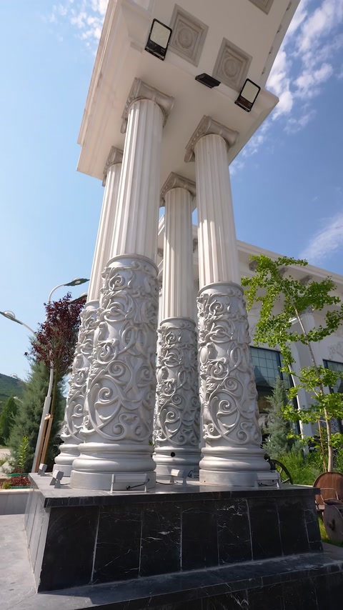 Colonne scanalate, basi in rilievo e il dettaglio dell'arco sono mostrati da vicino
