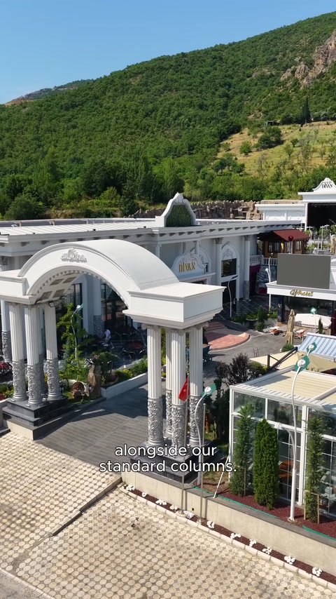 L'ingresso principale presenta una copertura ad arco e un'area di accoglienza con colonne