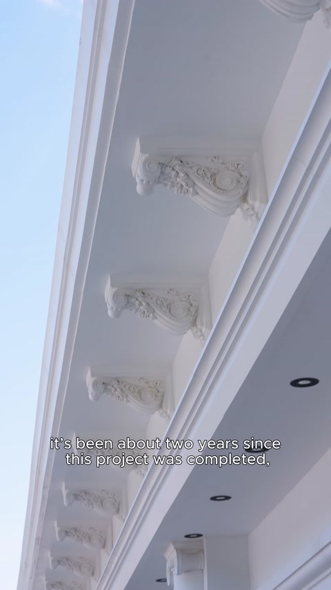 Sotto la gronda si vedono mensole decorative allineate e dettagli di cornici