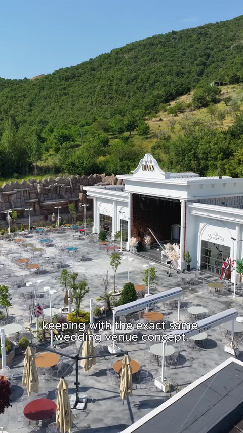 La sala all'aperto, il palco e la sistemazione circostante sono mostrati dall'alto