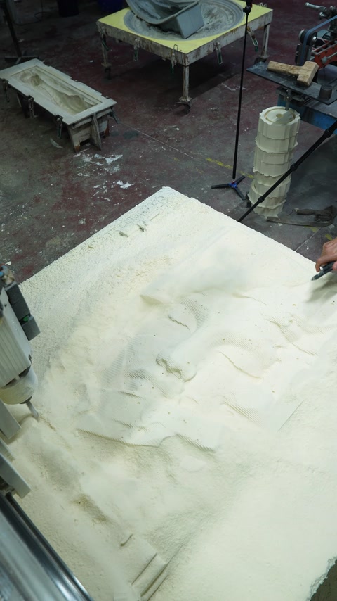 La texture rocciosa in rilievo diventa evidente sul grande pannello lavorato