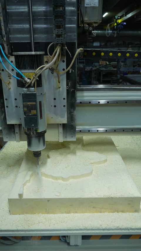 CNC freze levha üzerinde kabartmanın ana hatlarını oymaya başlıyor.