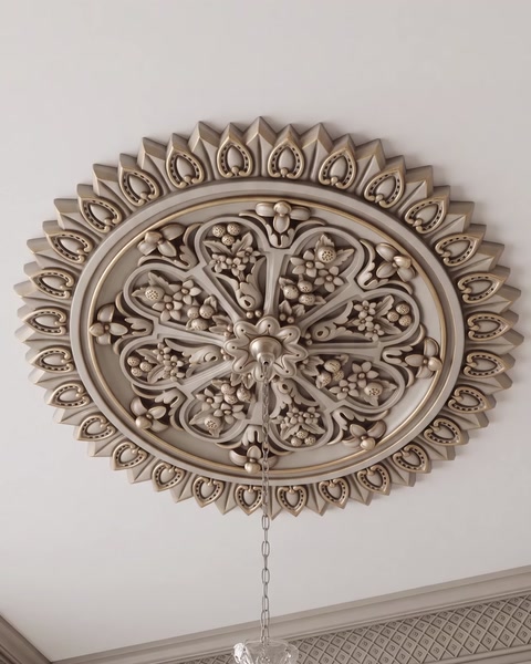 Modello di rosone ovale montato sotto un lampadario a catena