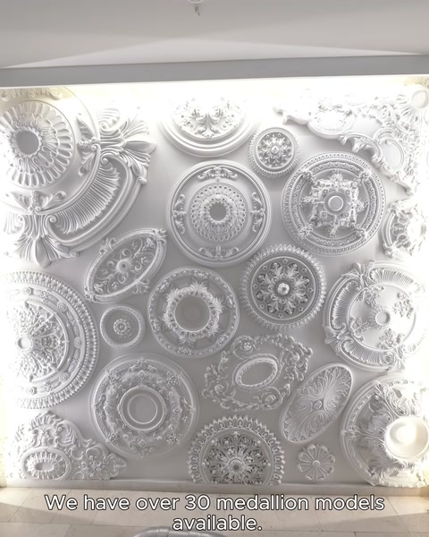 Multipli diversi modelli di rosone esposti su parete illuminata