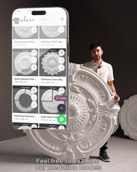 Persona che mostra pagina catalogo rosoni sullo schermo del telefono