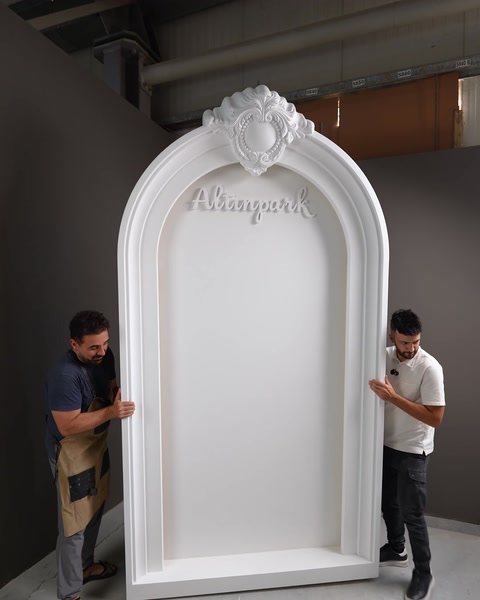 Stampo di nicchia ad arco bianca vuota posizionato nel laboratorio prima dell'installazione.