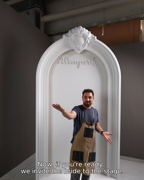 Produttore di poliuretano che presenta il prodotto davanti alla nicchia ad arco.