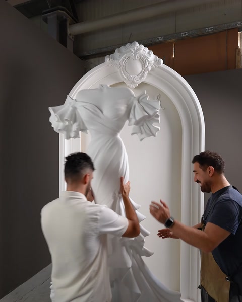 Due membri del team che montano i pezzi del rilievo da sposa nella nicchia.