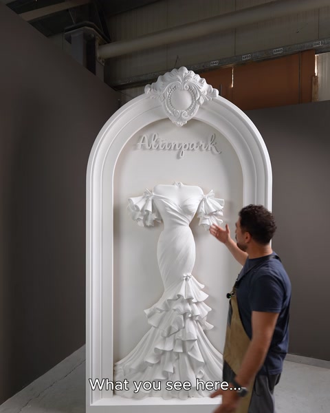 Rilievo da sposa quasi completato esposto all'interno della nicchia ad arco.