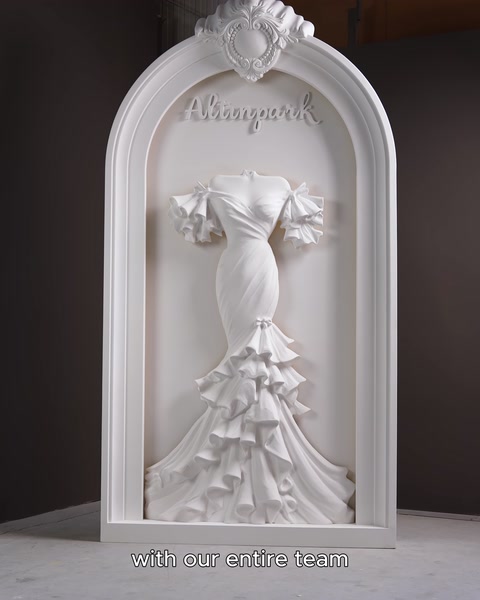 Rilievo da sposa completato illuminato all'interno della nicchia ad arco.