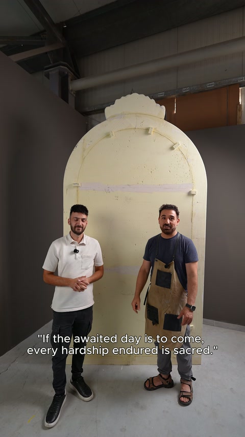 Due artigiani presentano il processo di produzione davanti al pannello ad arco grezzo in laboratorio