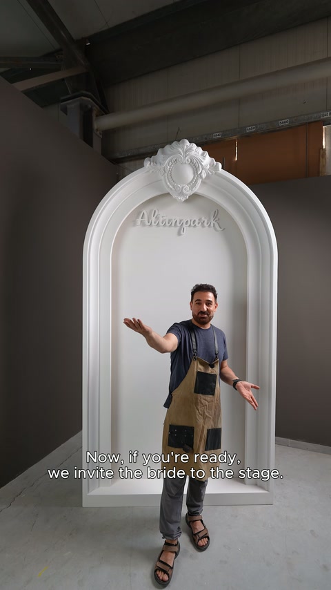 L'artigiano mostra con la mano i dettagli della cornice del pannello decorativo ad arco vuoto