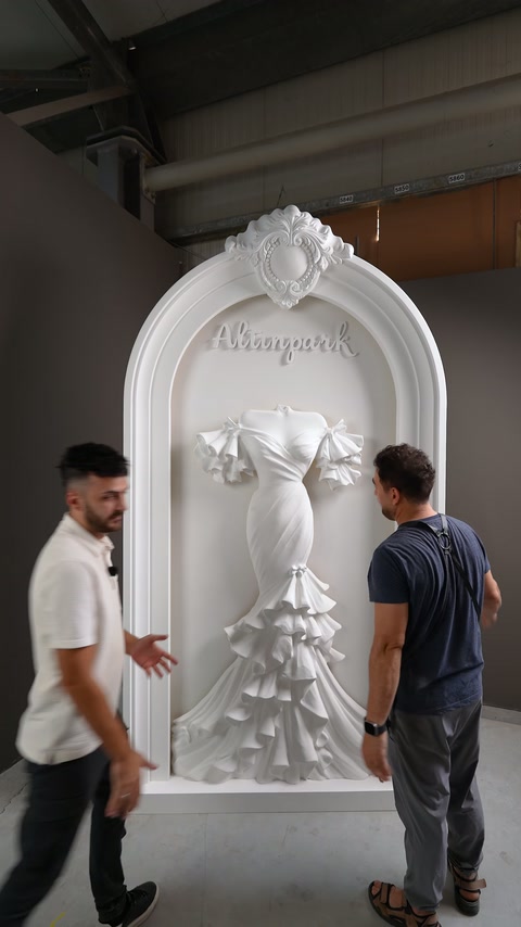 Gli artigiani controllano insieme l'allineamento del rilievo dell'abito da sposa sul pannello