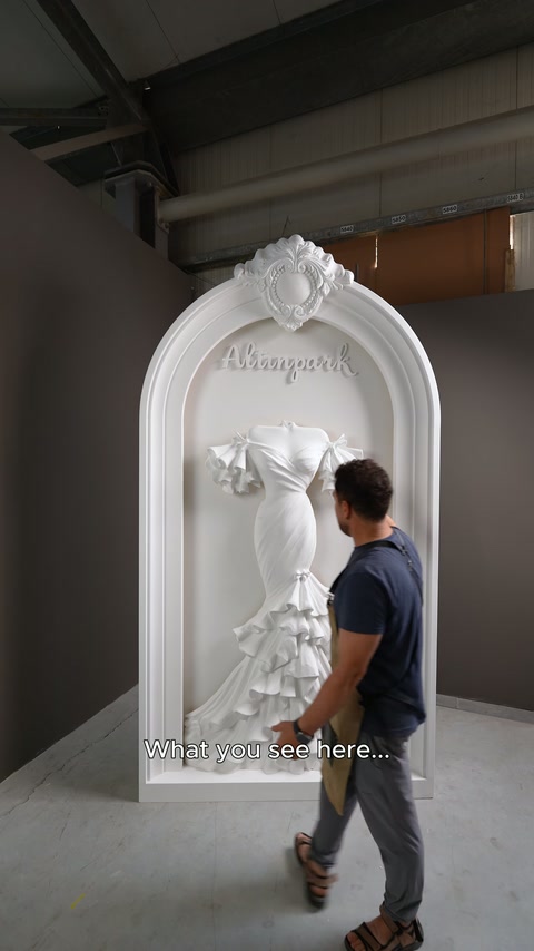 L'artigiano illustra i dettagli del busto e della gonna a strati del rilievo