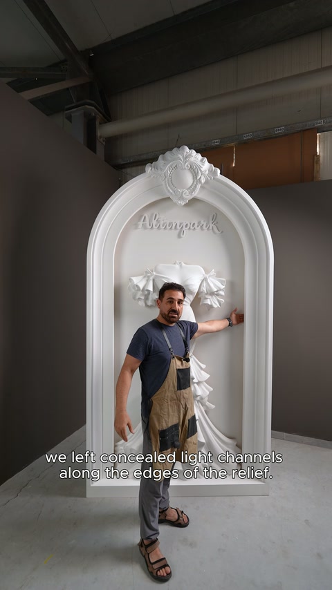 L'artigiano indica la linea di illuminazione nascosta sui bordi del pannello ad arco