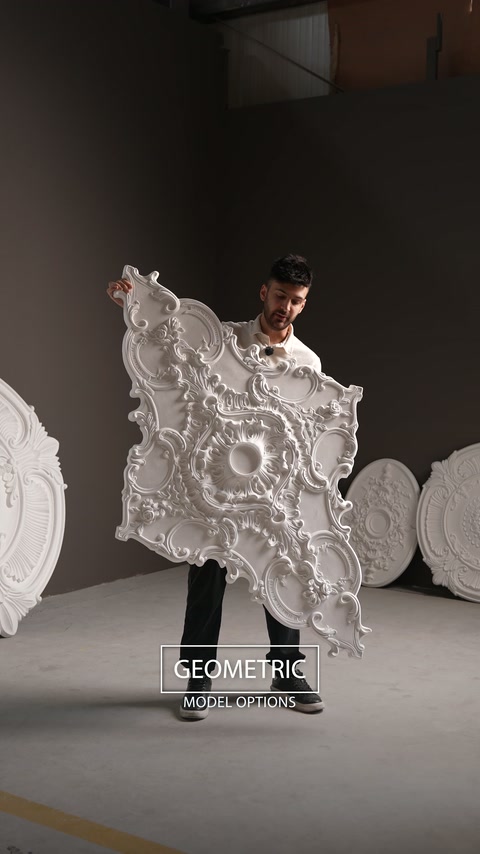 Il medaglione da soffitto geometrico presenta un elaborato profilo decorativo asimmetrico.
