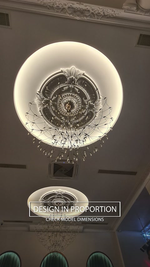 La vista ampia del soffitto mostra le proporzioni del medaglione intorno al lampadario sospeso.