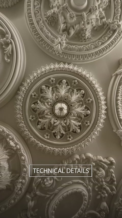 L’esposizione decorativa a parete valorizza i centri floreali e le cornici circolari scolpite.