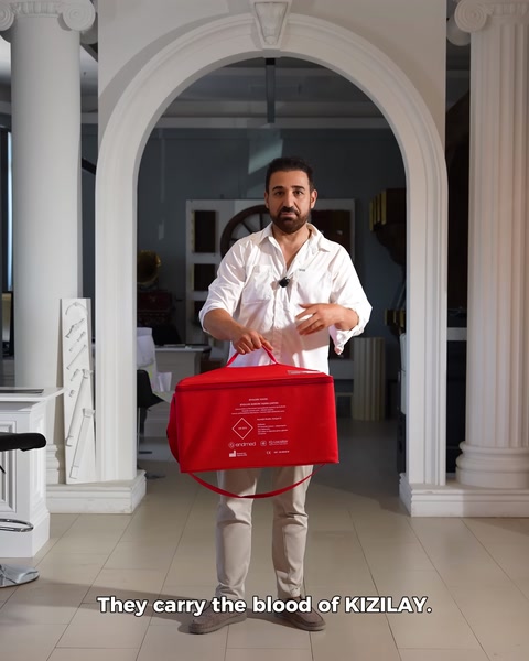 La borsa per il trasporto del sangue della Kızılay viene mostrata in rosso