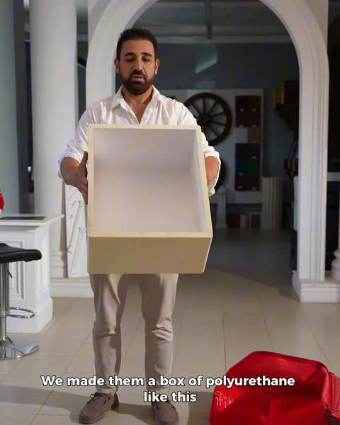 La scatola in poliuretano completata viene presentata in mano