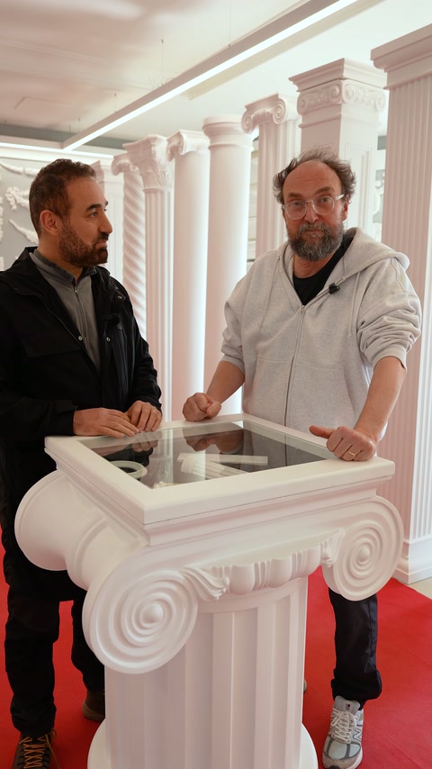Kubilay Tunçer, sütun başlığının üzerindeki cam tablayı showroomda inceliyor