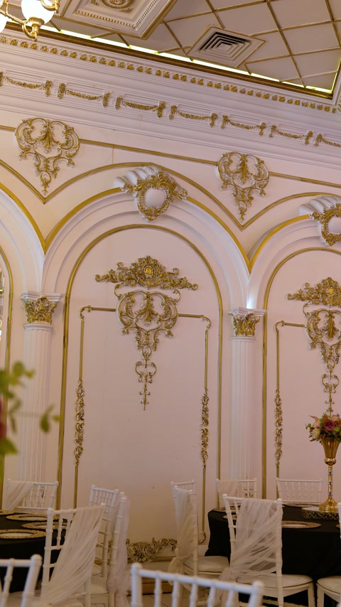 Decorative arches feature gold trim, relief motifs and column capitals