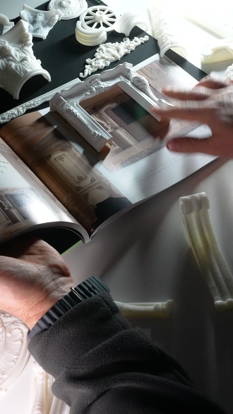Un campione di cornice decorativa viene confrontato direttamente con il modello del catalogo.