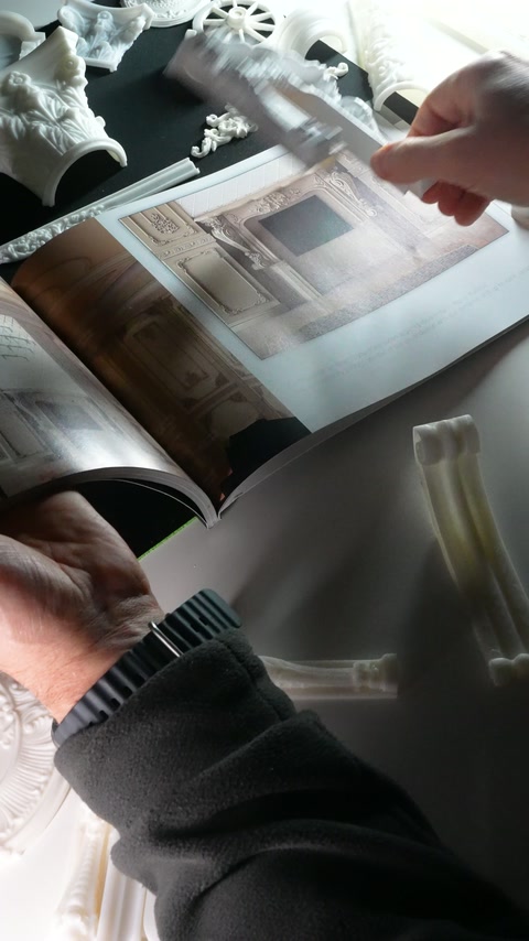 The decorative sample is lifted from the open interior catalogue page.