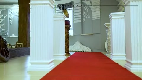 Colonne basse con diversi design dei capitelli in un'area espositiva