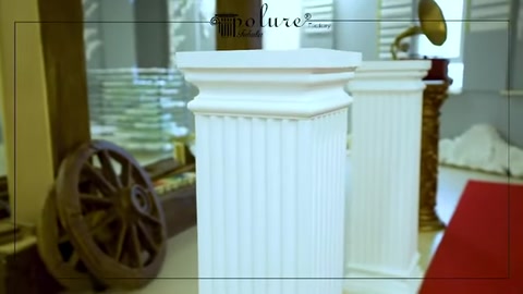 Piano quadrato e capitello di una colonna bianca scanalata per tavolino