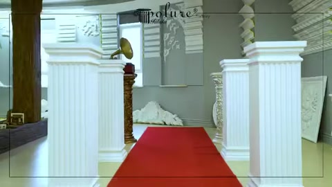 Tre diversi modelli di colonne bianche attorno a un tappeto rosso
