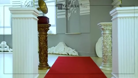 Colonna marrone lavorata in stile romano tra basi bianche