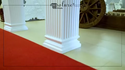 Primo piano di una colonna bassa bianca scanalata con base quadrata