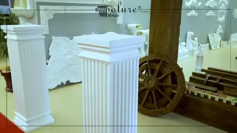 Due colonne decorative bianche di altezze diverse affiancate