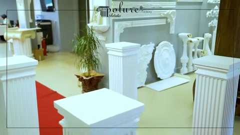 Colonne con piani quadrati e prodotti decorativi sullo sfondo